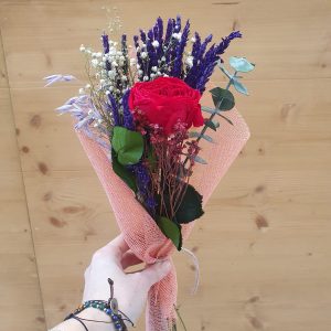 Ramo con rosa eterna y lavanda preservada